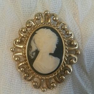 Vintage Cameo Brooch /Pin/Pendant